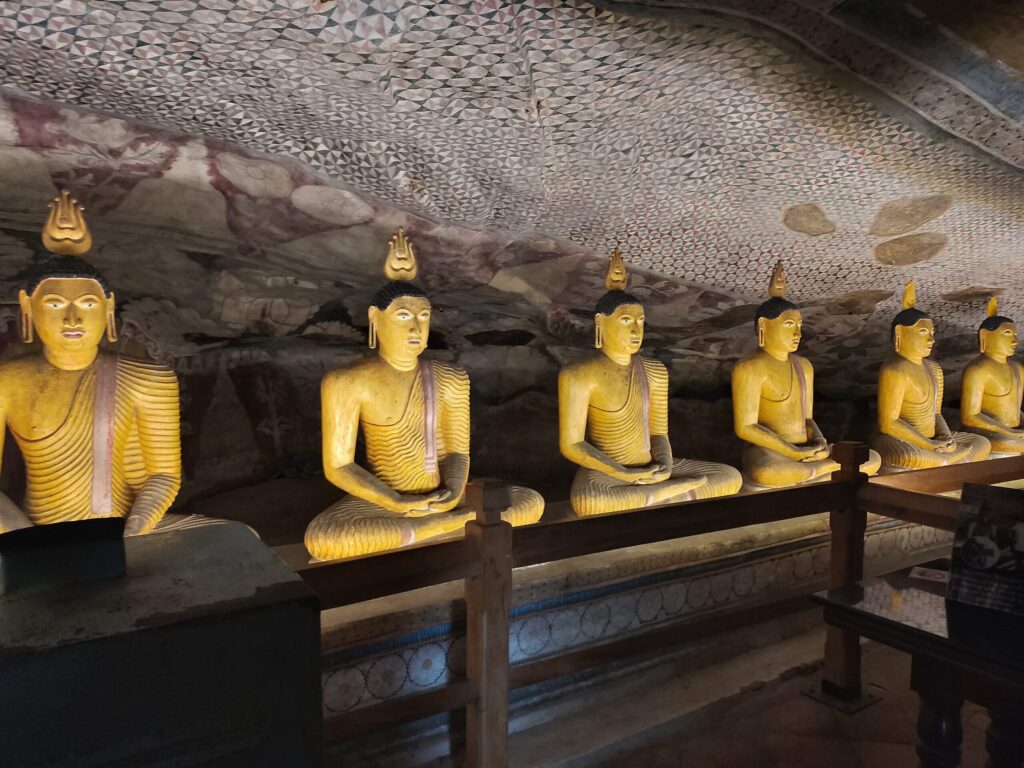 ダンブッラ石窟寺院内の仏像手前奥近くあたり(筆者A撮影)