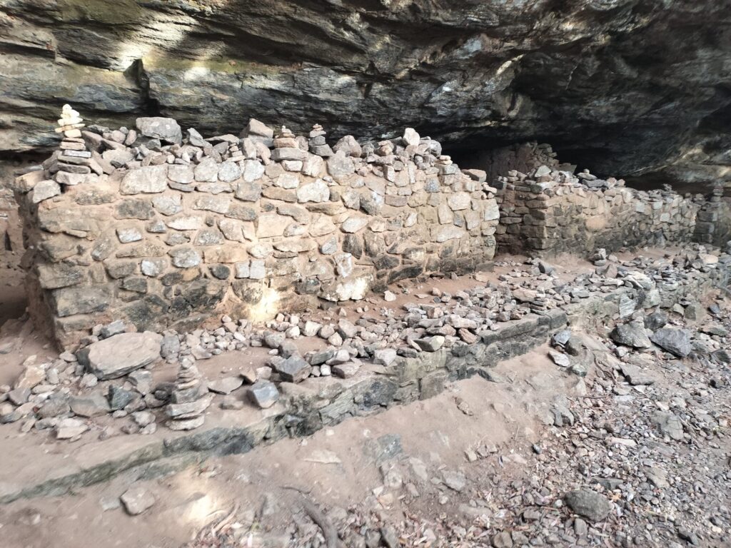 ピドゥンガラロックの山頂途中にある遺跡後(筆者撮影)