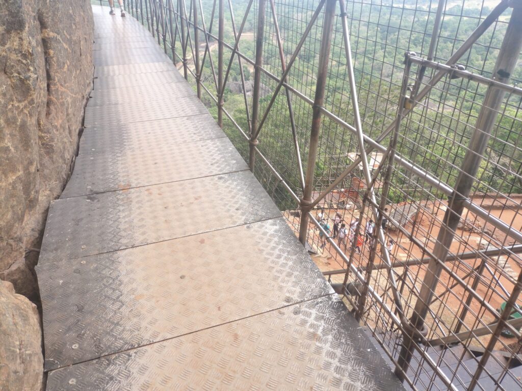 シーギリヤロック山頂の途中の道。少し怖いかも!?(筆者A撮影)