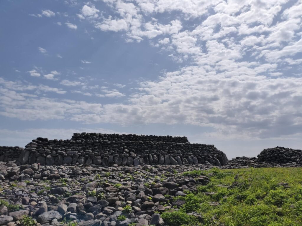 筆者A撮影:圧巻!塚の一部 相島