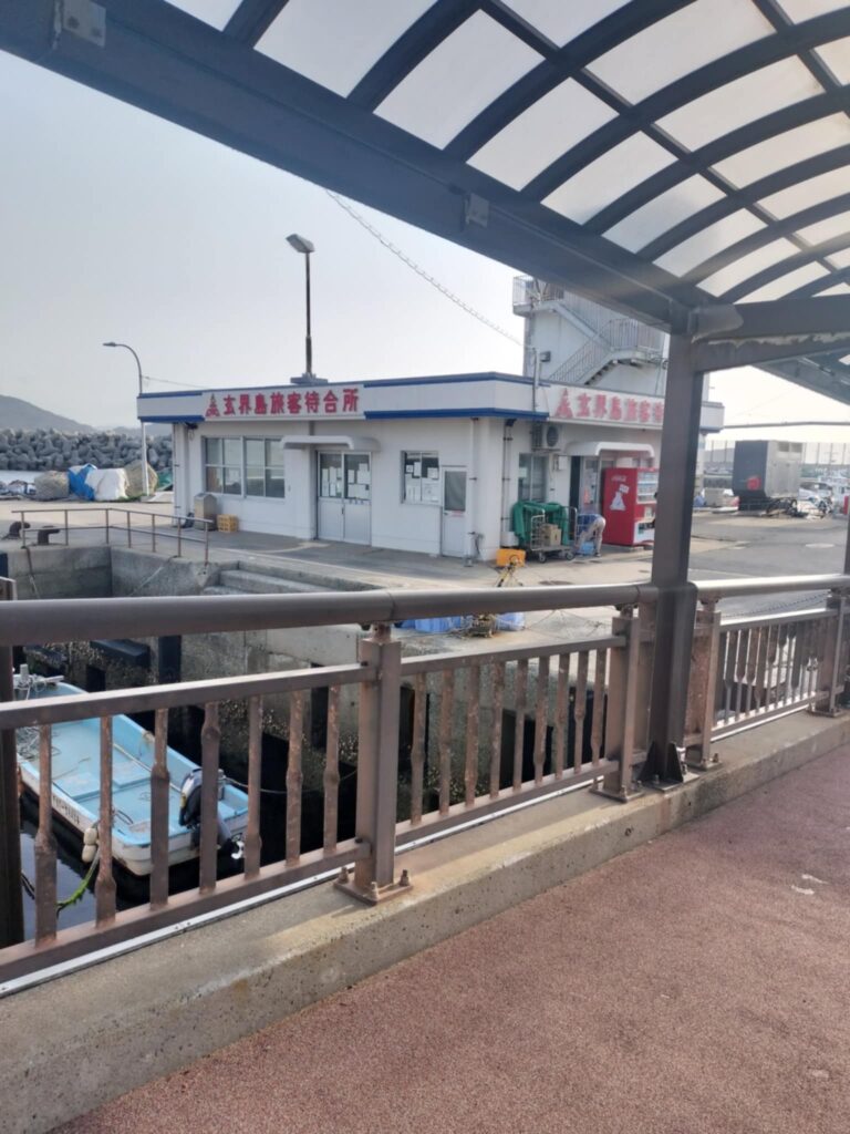 筆者A撮影:フェリー乗り場からフェリーへ搭乗する玄界島