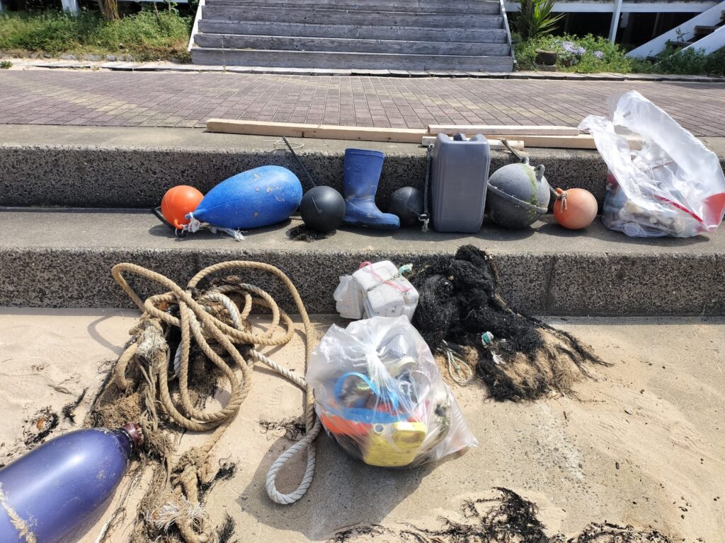 筆者A撮影:ゴミ拾いの成果 壱岐島にてセルフビーチクリーニング 塩樽海水浴場(ツインズビーチ)
