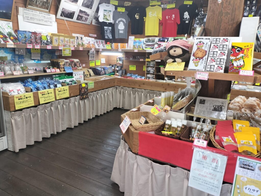 筆者A撮影:店内一部(壱岐市 猿岩物産館・おさるのかご屋さんにて)