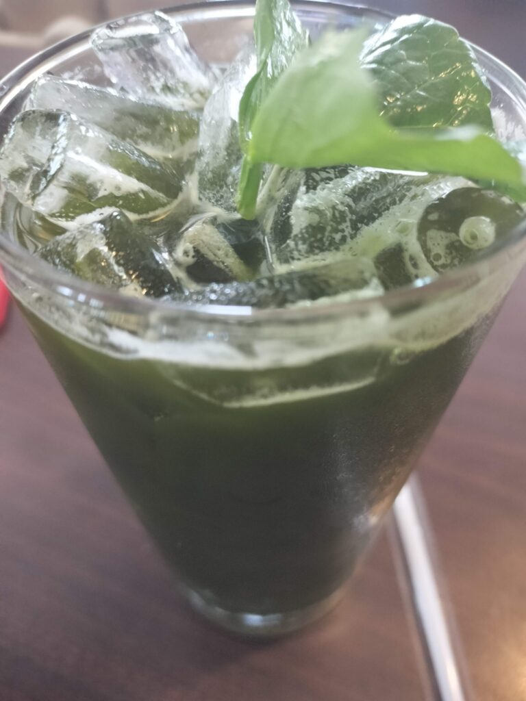 筆者A撮影:KHUN MOR CUISINEのドリンクメニュー一部。今回はIced Asiatic Waterを注文。ツボクサ。草草しておらずちょうどいい甘さで美味しかった。