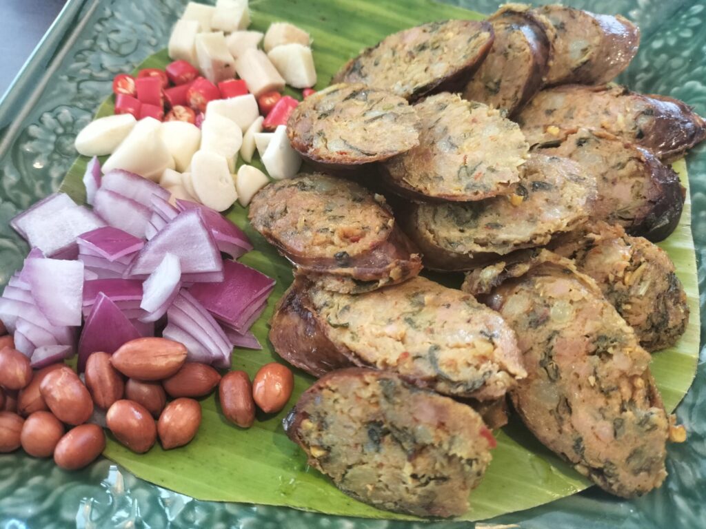 筆者A撮影:KHUN MOR CUISINEのチェンマイソーセージセット