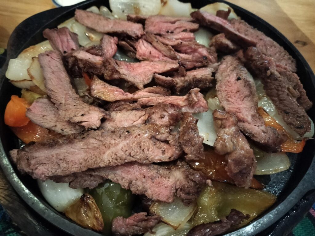 筆者A撮影:メキシカン料理 Salsa Kitchen お肉とお野菜のいためもの 3種類のスパイスソースとともに(タイ・チェンマイ)