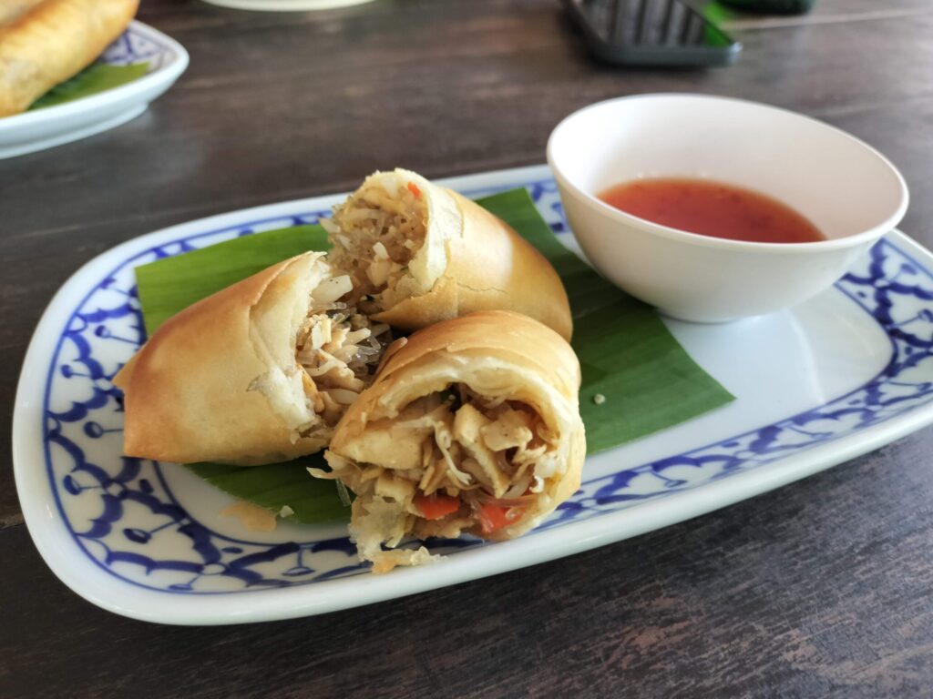 筆者A撮影:タイの春巻き先生からお裾分けを頂く(Thai Farm Cooking School)