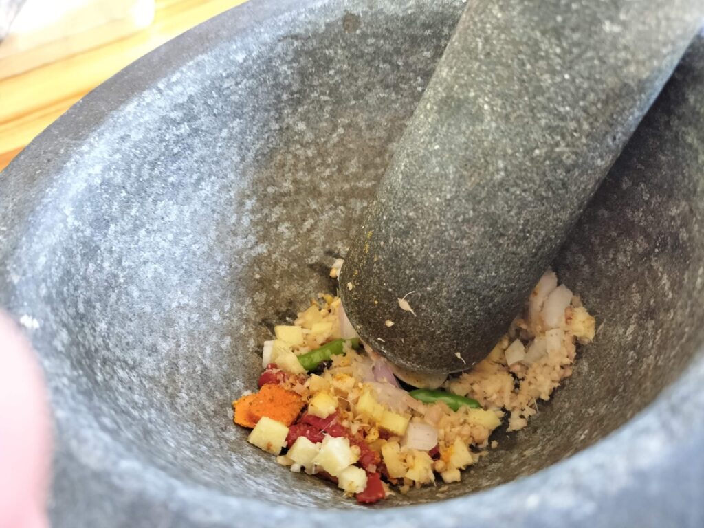 筆者A撮影:カオソーイのカレーペーストすりつぶす((Thai Farm Cooking School)
