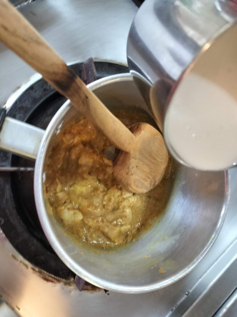 筆者A撮影:カオソーイのカレーペーストすりつぶした後調理中(Thai Farm Cooking School)
