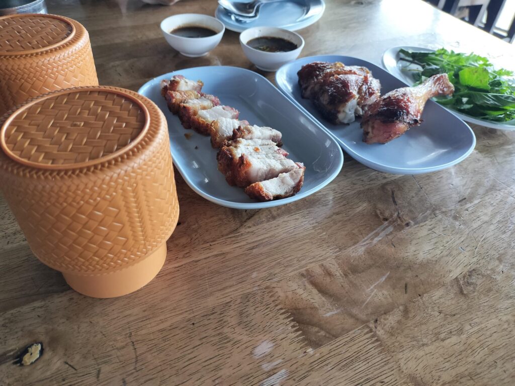 筆者A撮影:ネンムーオップオーン タラートムアンマイの焼き豚とチキン(タイ・チェンマイ)