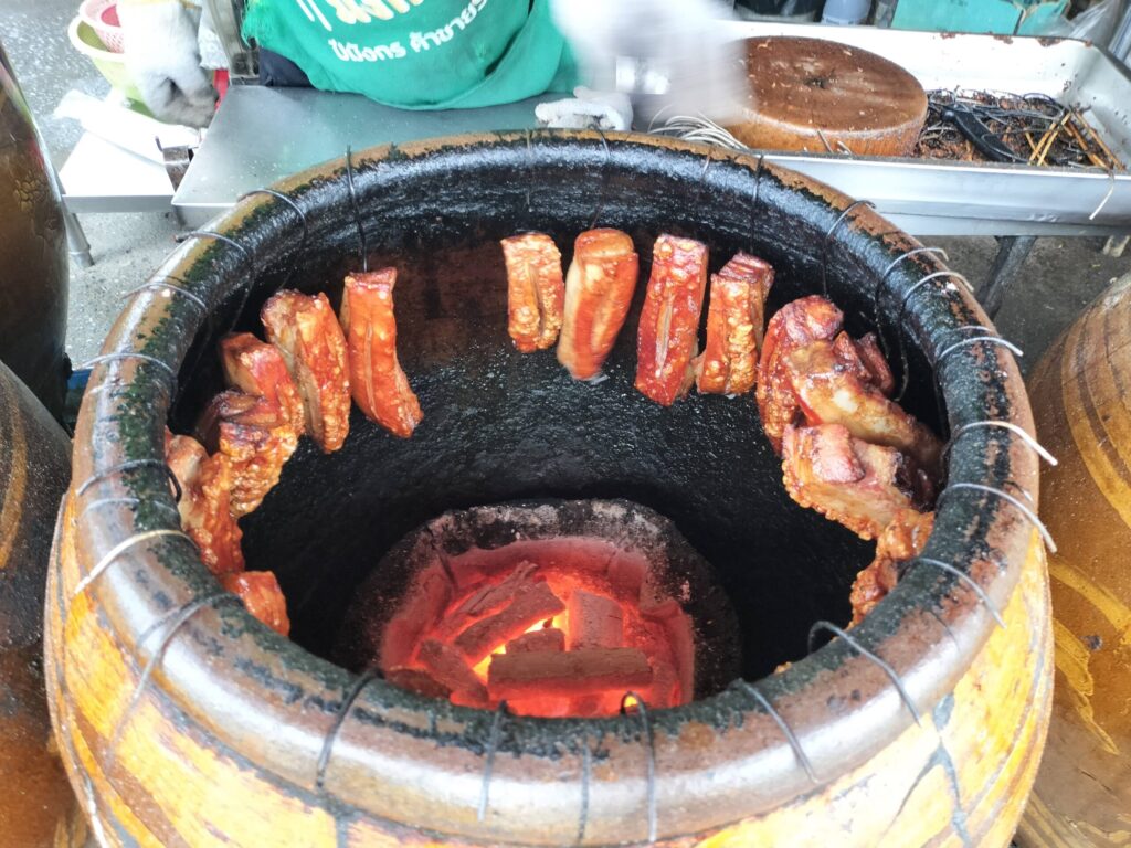 筆者A撮影:ネンムーオップオーン タラートムアンマイのお店前豚焼きの様子(タイ・チェンマイ)