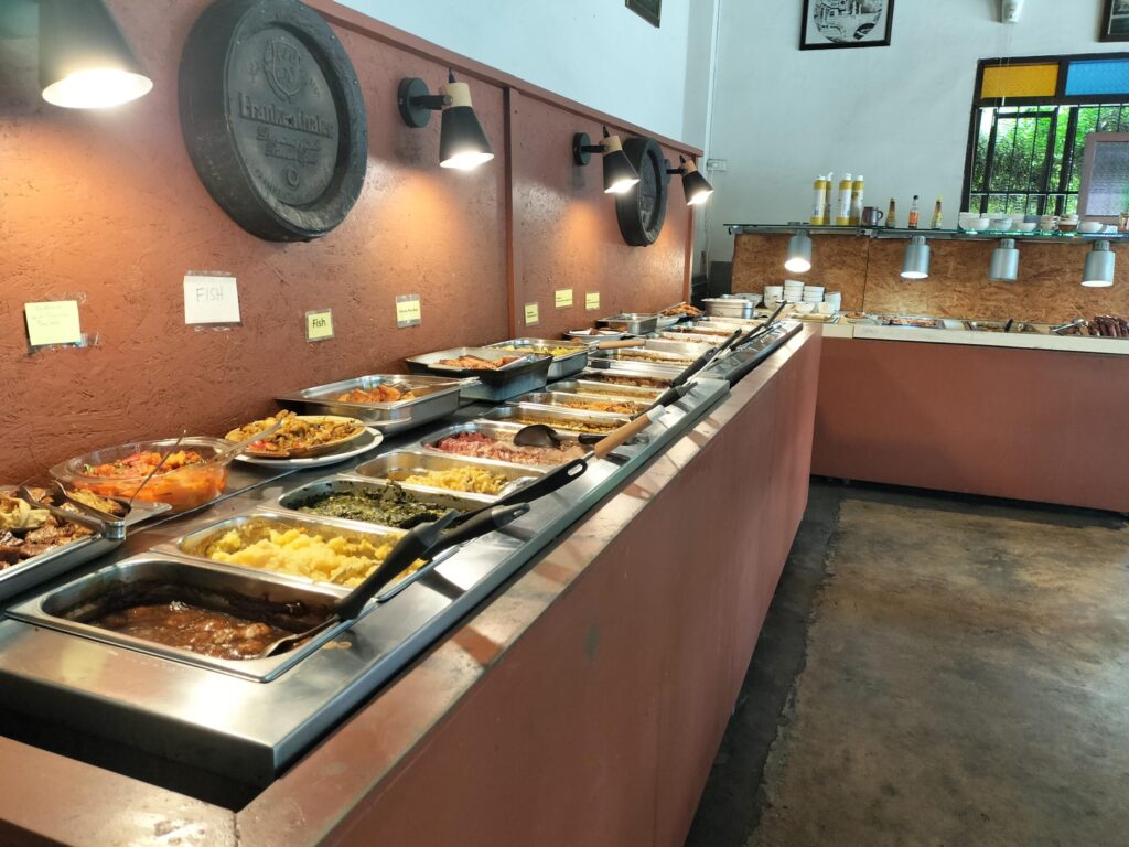 筆者A撮影:ドイツ料理ビュッフェ Auf der Au Garden German buffet เอ้าแดรเอาの店内の様子(タイ・チェンマイ)