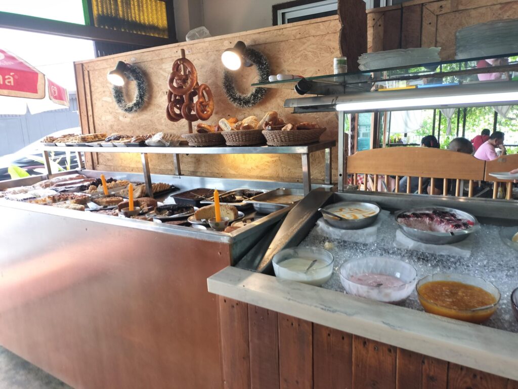 筆者A撮影:ドイツ料理ビュッフェ Auf der Au Garden German buffet เอ้าแดรเอาの店内の様子(タイ・チェンマイ)