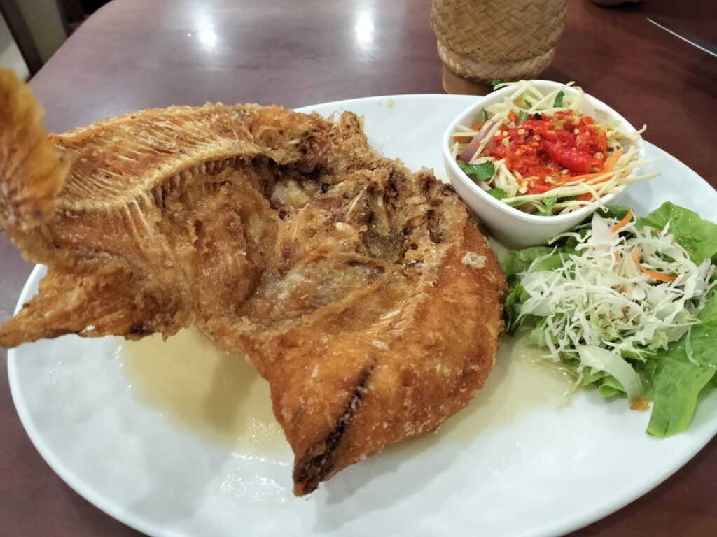 筆者A撮影:ハローソーラオの魚丸焼き‐細い骨も食べれます。(タイ・チェンマイ)