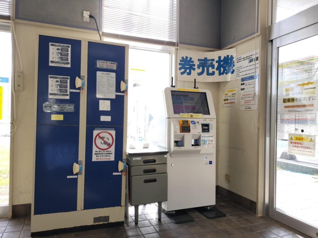 筆者A撮影:相島渡船新宮待合所にある券売機