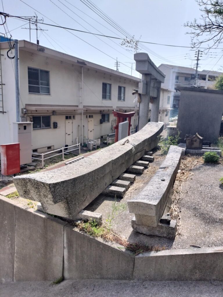 筆者A: 玄界島地震により小鷹神社も影響を受けた。その後、再建。