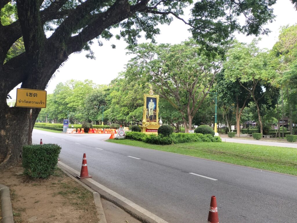 チェンマイ大学入口(筆者A撮影)