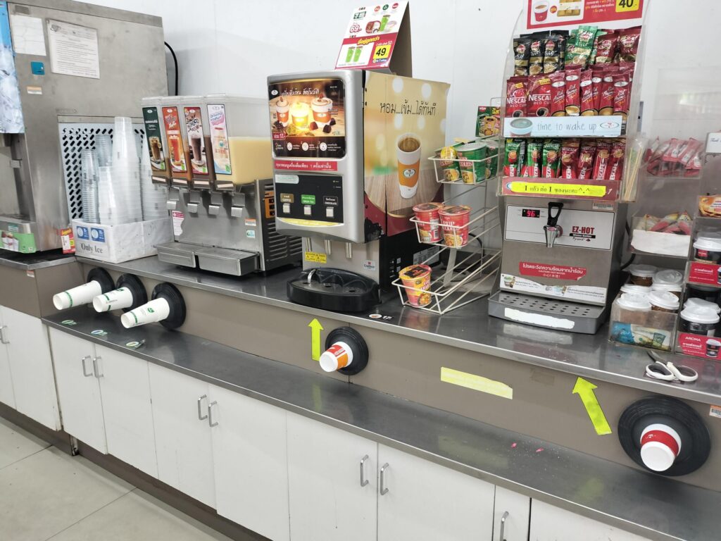 タイチェンマイ大学近辺のセブンイレブン飲み物コーナー(筆者A) タイチェンマイ大学近辺のセブンイレブン飲み物コーナー(筆者A)