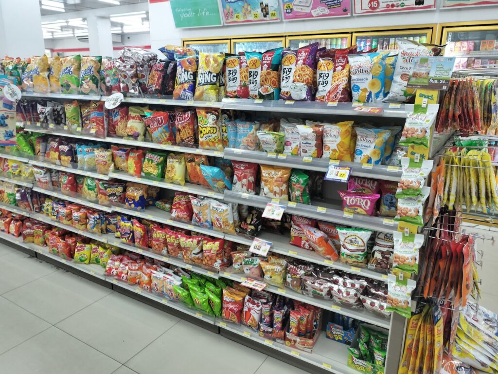 チェンマイ大学近辺のセブンイレブン‐スナックコーナーも充実!(筆者A撮影) チェンマイ大学近辺のセブンイレブン‐スナックコーナーも充実!(筆者A撮影)