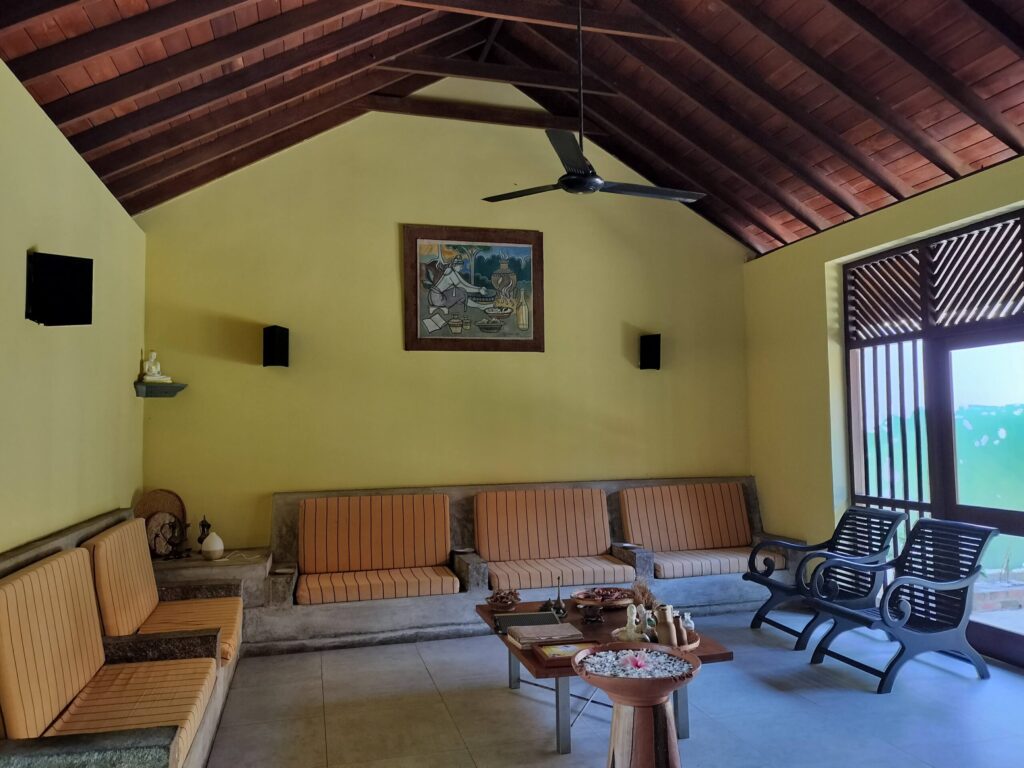 Jetwing Ayurveda Pavilions Negomboジェットウィング・アユルヴェーダ・パビリオンズカウンセリング・施術前の待合室(筆者A撮影)可愛い受付担当の方がいつも笑顔でお出迎えしてくださいました。 Jetwing Ayurveda Pavilions Negomboジェットウィング・アユルヴェーダ・パビリオンズカウンセリング・施術前の待合室(筆者A撮影)可愛い受付担当の方がいつも笑顔でお出迎えしてくださいました。