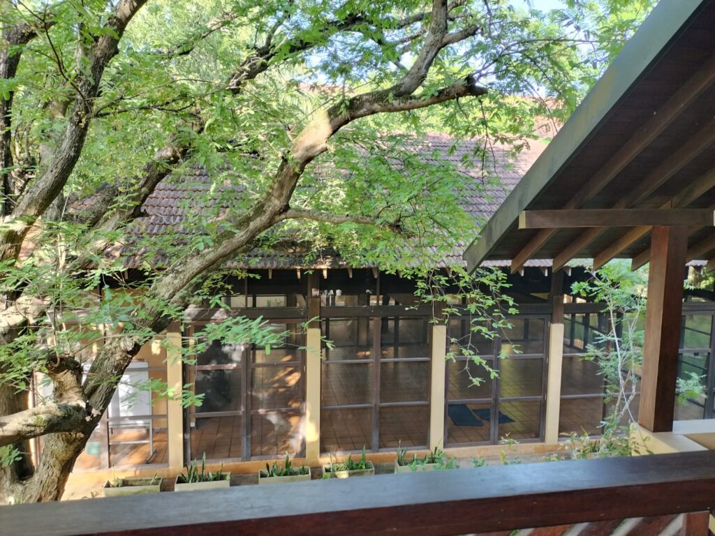 Jetwing Ayurveda Pavilions Negombo ジェットウィング・アユルヴェーダ・パビリオンズ・ネゴンボ ヨガ瞑想クラスの施設を筆者Aが滞在したお部屋のバルコニーから撮影 Jetwing Ayurveda Pavilions Negombo ジェットウィング・アユルヴェーダ・パビリオンズ・ネゴンボ ヨガ瞑想クラスの施設を筆者Aが滞在したお部屋のバルコニーから撮影
