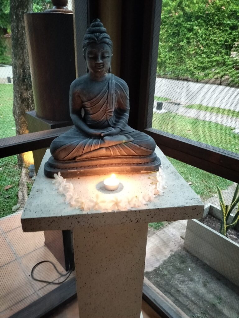 Jetwing Ayurveda Pavilions ヨガ・瞑想クラス オイルキャンドルの香りが仄かに香って更にリラックスできました。(筆者A撮影) Jetwing Ayurveda Pavilions ヨガ・瞑想クラス オイルキャンドルの香りが仄かに香って更にリラックスできました。(筆者A撮影)
