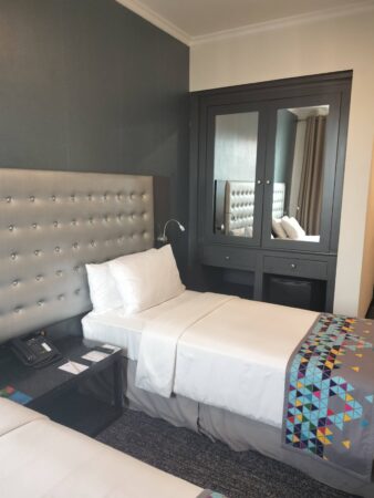 Fairway Colombo フェアウェイ・コロンボ滞在したお部屋の様子。奥に金庫あり。(筆者A撮影)