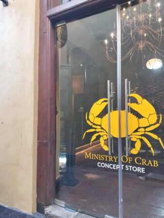 Ministry of Crab ミニストリー・オブ・クラブ Colomboコロンボ予約オフィスの入口中でグッズも購入できます。(筆者A撮影)