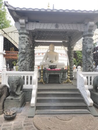 Gangaramaya Temple ガンガラーマ寺院 Colombo コロンボ(筆者A撮影)