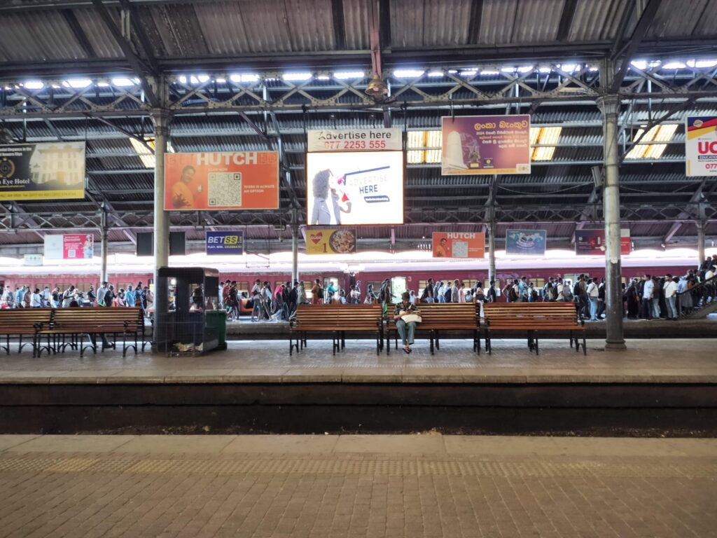 コロンボフォート駅ホーム(Colombo Fort Station)筆者A撮影