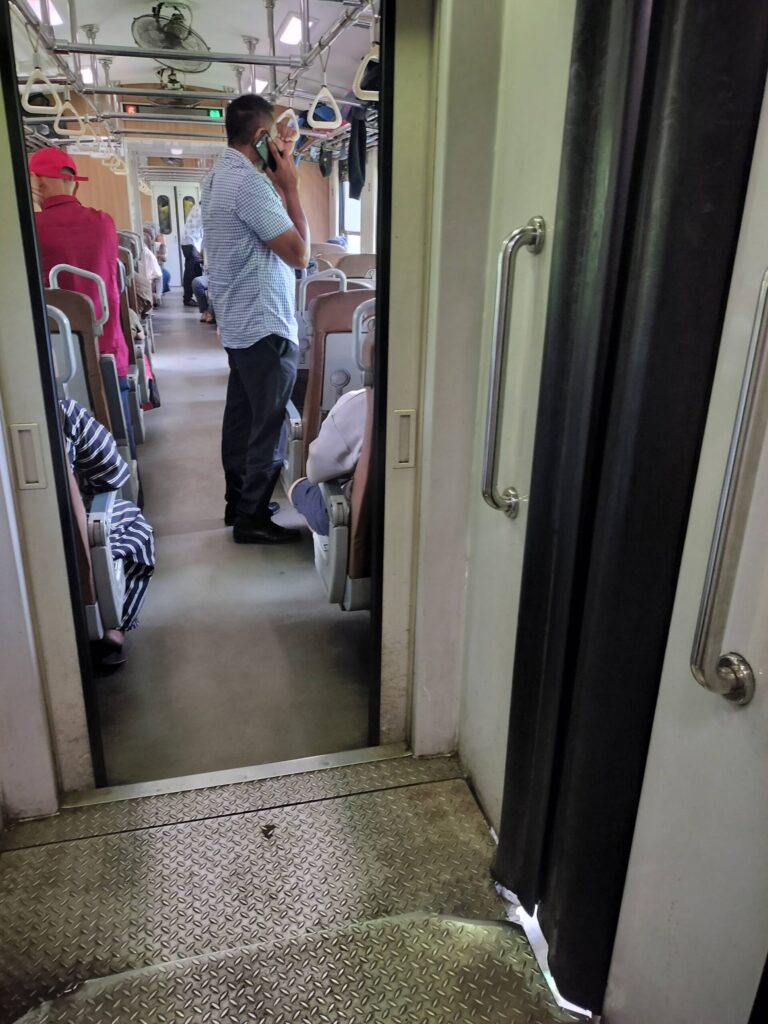コロンボからキャンディー行きの1等客車内(筆者A撮影)