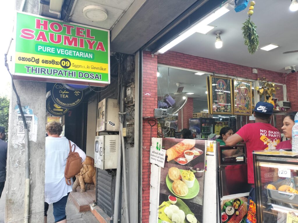 Hotel Saumiya Kandy キャンディー ローカルカレー(筆者A撮影)