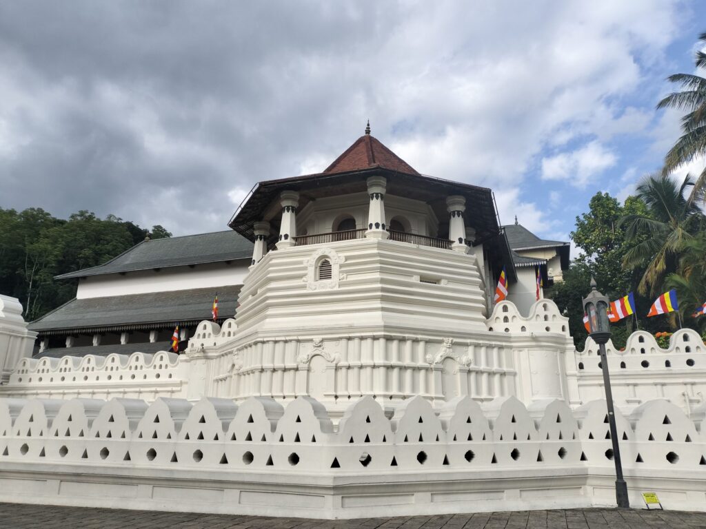 佛歯寺施設内(筆者A撮影)