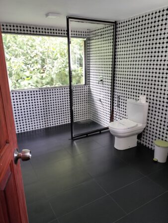 Magnolia Hideout マグノリアハイドアウト滞在したトイレとシャワー洗面室(筆者A)