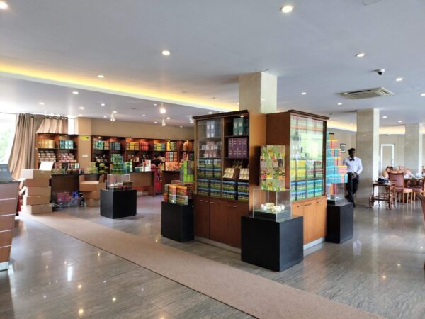  Damro Tea Factory Labookellie Tea Lounge ダムロ・ティーファクトリーの紅茶販売もあります。（筆者A撮影）