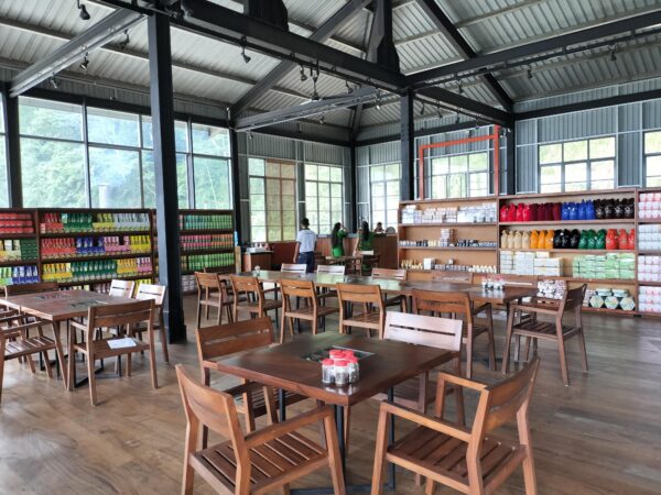 Oak Ray Tea Factory & Museumオークレイ・ティーファクトリー　試飲とお土産ショップエリア。（筆者A）