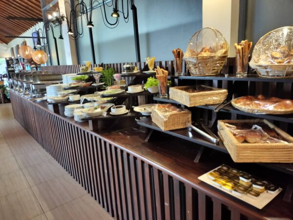 レストランでランチビュッフェ観光価格ですが美味しかったです。（筆者A撮影）