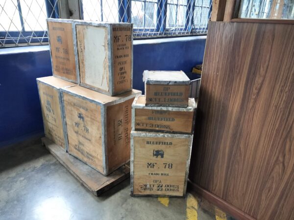 Bluefield Tea Factoryブルーフィールドティーファクトリー工場見学昔使われていた茶葉納品用箱（筆者A撮影）