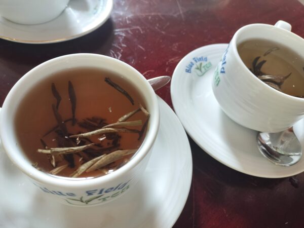 Labookellie Tea Lounge - Marino Food Emporiumヌワラエリアの本店でホワイトティーを注文した時のホワイトティー。茶葉が違うのが分かります。(筆者A撮影)