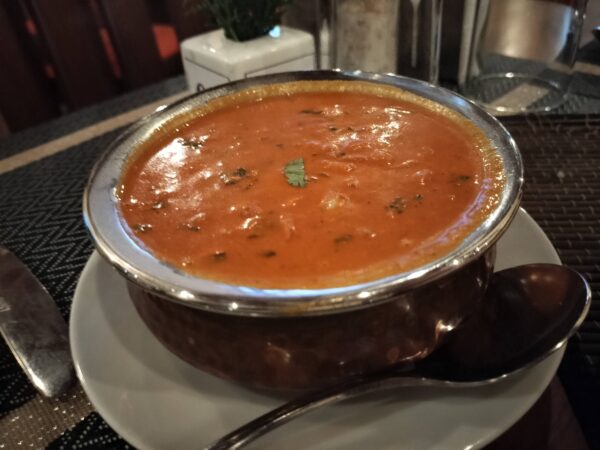 Eleven 2 Eleven Restaurant (Ashley Hills)カレーを注文。ナンからライスを選べるけれどナンを注文。(筆者A撮影)