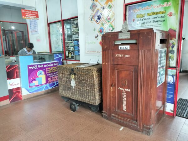 ヌワラエリア郵便局中の様子XQC8+JGW, Queen Elizabeth Dr, Nuwara Eliya 22200 スリランカ(筆者A撮影)