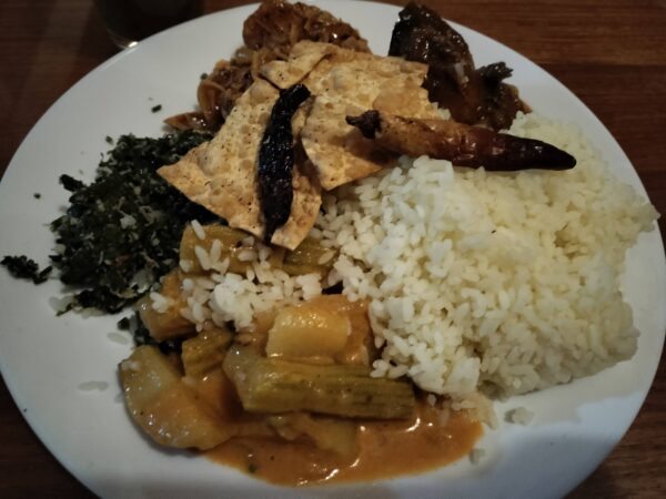 Dhatha Home Foods(Datha) のスリランカテイクアウトカレー 筆者Aがお皿に盛り付けました
