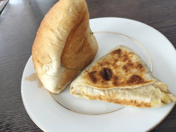 Gunner Clubで食べたロティのサンドイッチスタイルとカレーパン!?(筆者A撮影)