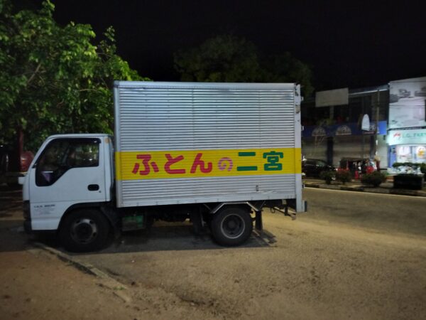 スリランカでは日本の中古車がたくさんあります(筆者A)