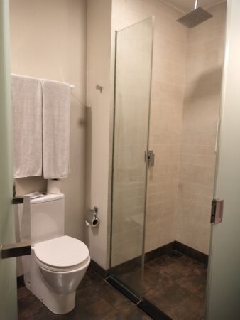 Hotel Nippon Colombo ホテル・ニッポン・コロンボ、トイレ洗面シャワーの様子(筆者A撮影)