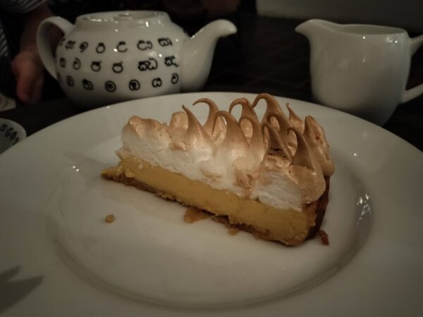 The Gallery Cafe /ザ・ギャラリー・カフェ外観の様子ジェフリ・バワ旧事務所のカフェでティーメレンゲパイとお紅茶(筆者A撮影)