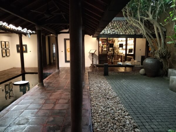 The Gallery Cafe /ザ・ギャラリー・カフェ外観の様子ジェフリ・バワ旧事務所のカフェに続く廊下(筆者A撮影)