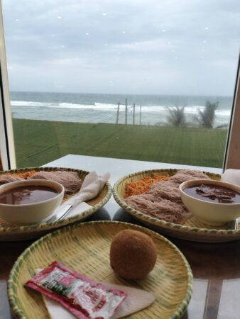 Marino Mall(マリノモール)内にあるMarino Food Emporium マリノフードエンポリウムCurry Stopスリランカ料理のストリング・ホッパーとコロッケのようなものをチョイス(筆者A撮影)