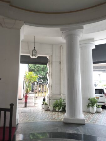 Grand Oriental Hotel グランド オリエンタル ホテル入口立派な柱(筆者A撮影)