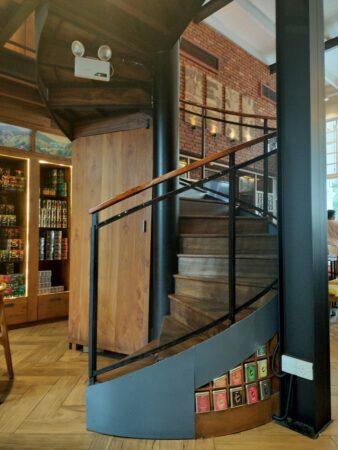 t-lounge by Dilmah – Chatham Street ️ディルマのティーラウンジ Colomboコロンボ2階席もあり(筆者A撮影)